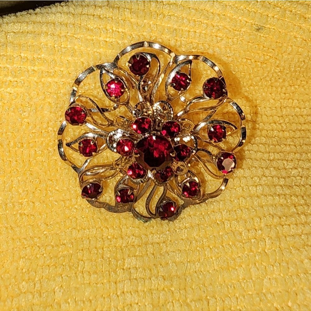 Elegant Red Gemstone Brooch - Picture 5 of 5